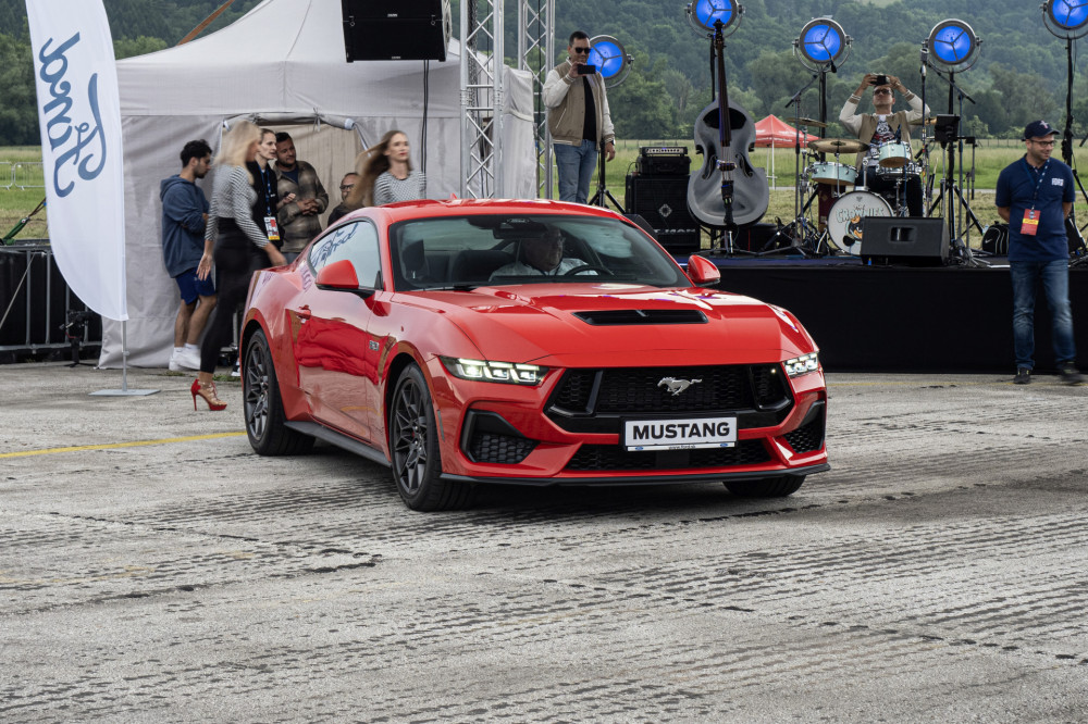 Ford Mustang Dark Horse